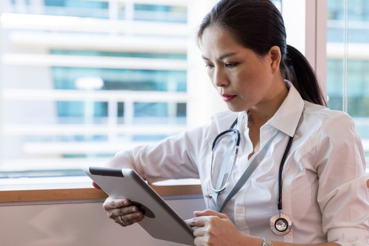 how does a medical scribe help a physician